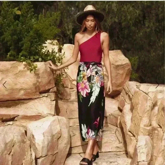 WALTER BAKER Corsica Sarong in Grand Magnolia Floral. One Size, Love Island Vibe - Picture 3 of 11